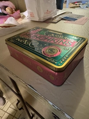 Muy Raro Dunkin MICKEADO Munchkin Lata Glinda y Elphaba Rosa y Verde Envío Ahora Foto 1 de 2