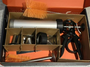 COMPLETE SIGVAL LARGE METAL JERKEY GUN - HEAVY DUTY - 4 TIPS - Picture 1 of 3