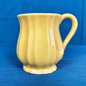 Entzückender Vintage gelber Keramikbecher mit wüstigen Linien + Blatt- und Zweiggriff - Bild 1 von 9