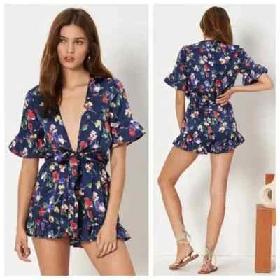 Mameluco Revolve Tularosa Becks satinado azul marino floral con volantes delanteros $168 pequeño Foto 1 de 4