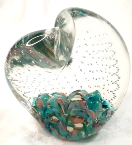 Pisapapeles Monte Dunlavy soplado a mano vidrio burbujas controladas corazón verde rosa - Imagen 1 de 6