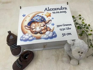 Erinnerungsbox Personalisiert Holz Geschenk zur Geburt Taufe Baby Giraffe Mond - Bild 1 von 8