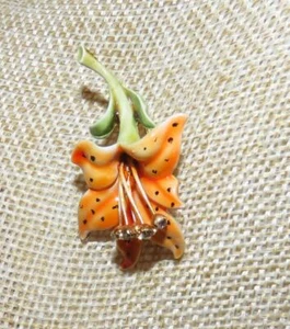 HAR Vintage Tigerliliennadel; Emaille auf goldfarbenem Metall; Strass; signiert - Bild 1 von 7