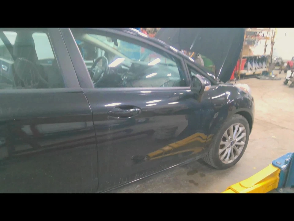 Used Front Right Door Assembly Front fits: 2014 Ford Fiesta electric windows Fro Foto 1 de 4