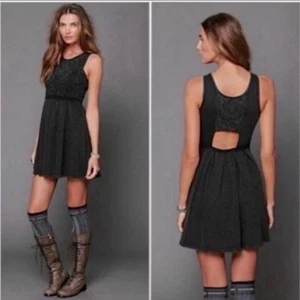 Free People Acid Wash freches Satouche Plissee bestickt Perlen Kleid Größe Small - Bild 1 von 10