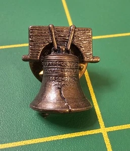 Spilla cravatta da bavero vintage Liberty Bell Philadelphia, PA B17 - Foto 1 di 2