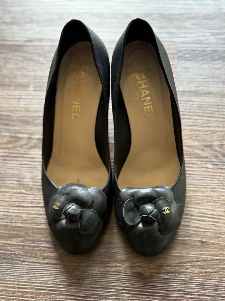 CHANEL CC Black Leather Camellia Detail Pump Heels 39 - Image 1 of 4