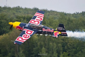 Zivko Edge 540T Avión Escritorio Madera Modelo Pequeño Nuevo - Imagen 1 de 2