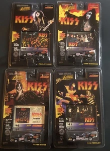 Kiss 4er Set PAUL GENE PETER ACE Johnny Lightning 1:64 Auto - mit Gruppenkarte - Bild 1 von 6