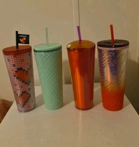 Lotto di 4 bicchieri Starbucks vari 24 oz con coperchi e cannucce.  - Foto 1 di 5