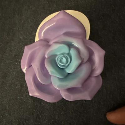 Garra de cabelo roxa com azul no centro da Blossom - Imagem 1 de 4