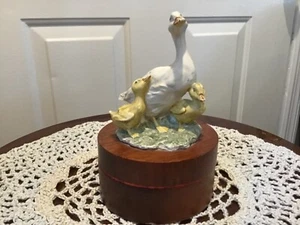 Scatola portagioie vintage in legno resina anatra/oche disegni gatti alta 5" - Foto 1 di 6