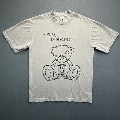 Camiseta Vaquera Medio Oeste Talla M "A Work In Progress" Oso de Peluche Estampado Gráfico Tostado Foto 1 de 4