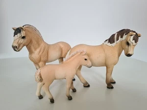Schleich Norweger Familie 13753,13755 und 13754 Stute Hengst Fohlen Fjord Pferd - Bild 1 von 5