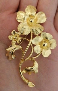 Vintage Flower Branch Gold Tone Textured Brooch Monet - Picture 1 of 2