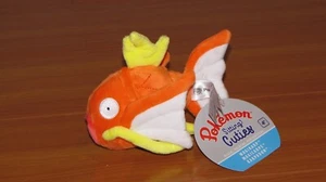 MAGIKARP Pokemon Center Poke Peluche Seduto Cutie Pesce Carpa Bambola di Peluche NUOVO! - Foto 1 di 5