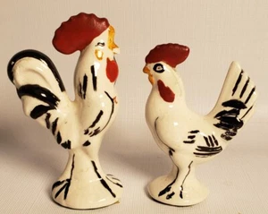 Vintage Rooster Pair Hand Painted 1950s 4.5 & 3.5" Tall Mr. Mrs.  A40 - Imagen 1 de 4
