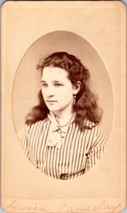 Süße junge Dame, gestreiftes Kleid, Ohrringe, Halskette, um 1870, CDV-Foto, #2669 - Bild 1 von 2