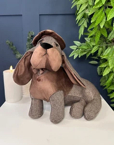 Tope de puerta para perro Dachshund - marrón con sombrero y chaleco | 46 cm de largo - Imagen 1 de 7