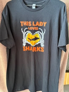 CAMISETA GILDAN ALGODÓN PESADO TALLA GRANDE "THIS LADY LOVES SHARKS" - Imagen 1 de 4