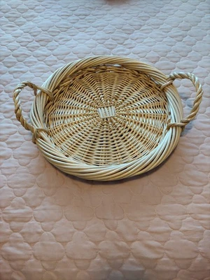 Bandeja tejida para servir con asas Foto 1 de 4