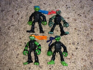Lote de 4 figuras de acción negras Teenage Mutant Ninja Turtles 2007 Mini Mutants - Imagen 1 de 2