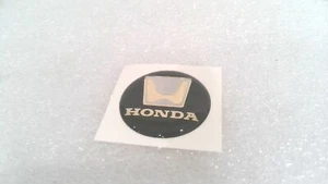 CALCOMANÍA ABOVEDADA LOGO HONDA, PEGATINA NEGRA/DORADA/GRIS, 2,5 MM X 1,1" (LOTE DE 10) - Imagen 1 de 4