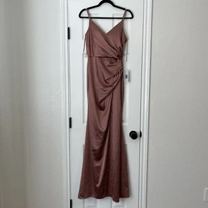 Revelry Rory Satin tailliert V-Ausschnitt Maxi Brautjungfernkleid 4 Dessert Rose - Bild 1 von 12