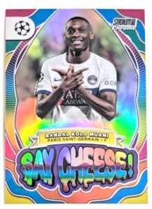 2023-24 UEFA Stadium Club RANDAL KOLO MUANI Say Cheese Inserto Rifrattore PSG - Foto 1 di 1