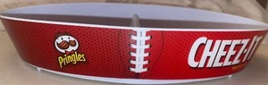 CHEEZ-IT & PRINGLES LOGO FÚTBOL EN FORMA DE CHIP DIVIDIDO Y PRETZELS DIP PARTY BOWL - Imagen 1 de 4