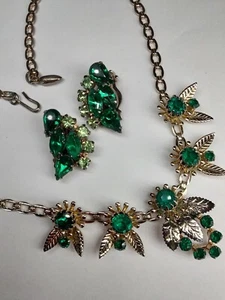 Vintage pretty gold tone and green rhinestone necklace & matching clip earrings - Picture 1 of 12