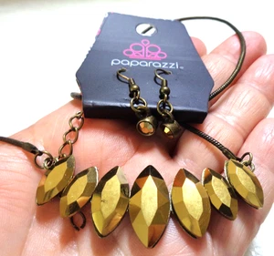PAPARAZZI, New, Leading Lady Brass Necklace/Matching Earrings Set. - Picture 1 of 2