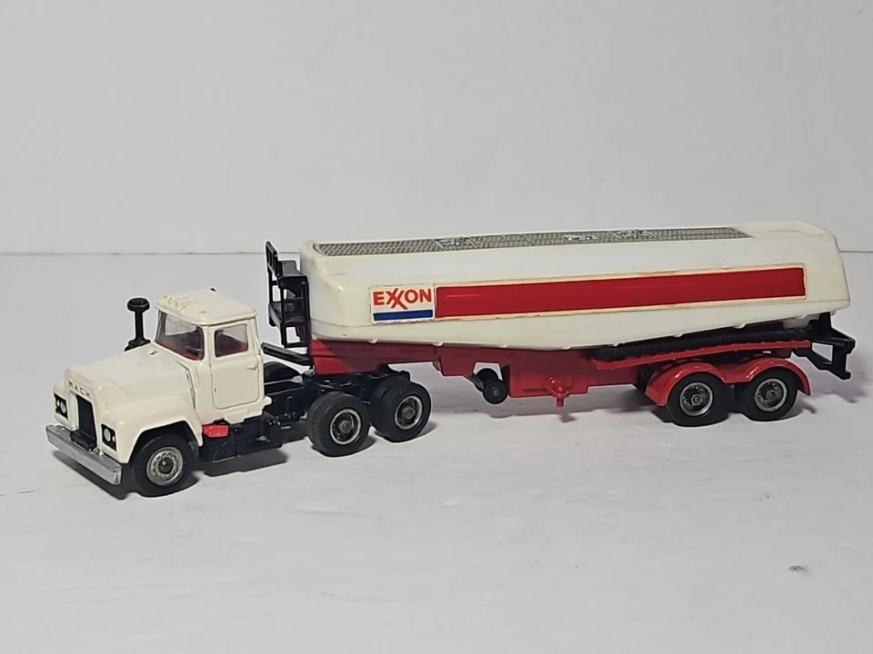 Camión Corgi Toys Major Mack con petrolero Glostersaro ESSO 1152 Foto 1 de 4