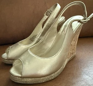 Sandalias Lilly Pulitzer Krisie de cuña metálicas doradas con tira trasera talla 8 punta abierta corcho - Imagen 1 de 7