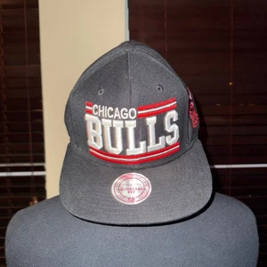 Chicago Bulls NBA Mitchell & Ness SnapBack verstellbare Mütze schwarz rot weiß ohne Etikett - Bild 1 von 3