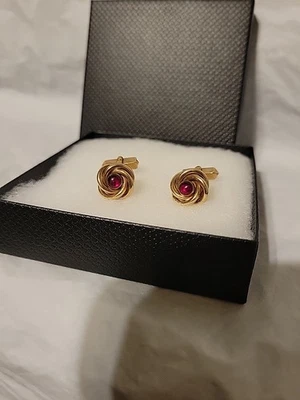 Gemelos Swank vintage tono dorado nudo de amor con piedra de cabujón rojo usados Foto 1 de 4