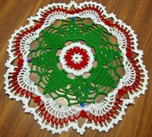 TAMS CHRISTMAS TREE DOILY~CROCHET~11"~CHRISTMAS DOILY~GREEN RED WHITE ORNAMENTS~