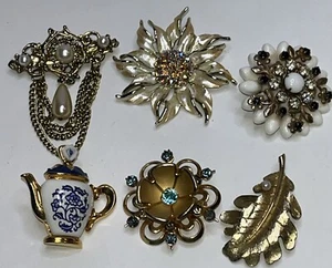vintage brooch lot Glass Rhinestone Pearl Porcelain Gold Tone - Picture 1 of 24