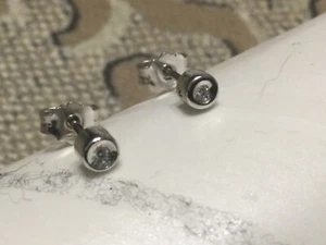 COPPIA ORECCHINI PUNTO LUCE IN ORO BIANCO E DIAMANTE NATURALE ct.0,03.TOP PRICE - Foto 1 di 4