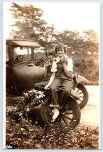 Antique Photo 1920s Girls Smoking in Overalls on Model T Car Feminist Americana - Imagen 1 de 4