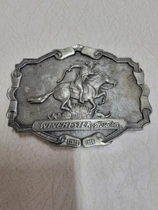 DE COLECCIÓN AÑOS 70 **WINCHESTER WESTERN DESDE 1858** PISTOLA PELTRE HEBILLA CINTURÓN - Imagen 1 de 4