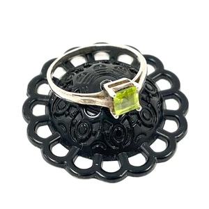 Sterling Silver Sz. 8.5 Square-Cut Peridot Gemstone Solitaire Ring, 1.74g - Picture 1 of 6