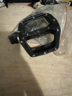 DMR V8 Classic Du Pedals Aluminum 9/16 Black NOT WORKING PARTS ONLY - Image 1 of 2