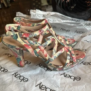 Sandalias de tacón alto Naturalizer para mujer piel de serpiente "Danya" patrón floral zapatos 8M - Imagen 1 de 13