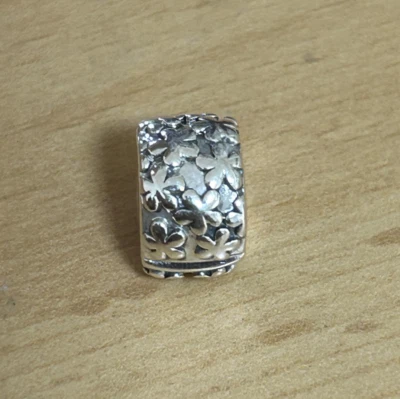 PANDORA Charms Armband Charm 925 Silber Mit klein gefühlten  Blümchen (P27) - Bild 1 von 3