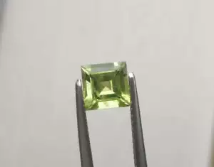 Peridot gemma naturale sfaccettata quadrata 6 mm - Foto 1 di 5