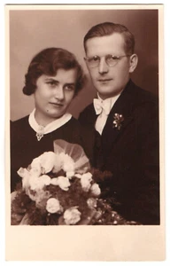 Foto real postal pareja boda retrato 1938 Austria original sepia RPPC - Imagen 1 de 2