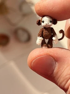 Miniatur Handarbeit gehäkelt Affe - entzückendes und einzigartiges Puppenhaus Tier - Bild 1 von 7