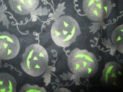PUMPKINS VINES VERDE BRILHANTE ABÓBORA ASSUSTADOR TECIDO DE ALGODÃO PRETO FQ - Imagem 1 de 4