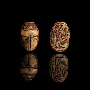 Escarabajo egipcio con representación de Anubis y símbolos de protección - Imagen 1 de 6